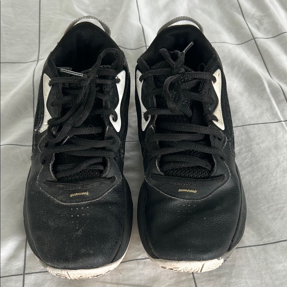 Big kids’ Under Armour Black and White Basketball Sneakers size 6.5